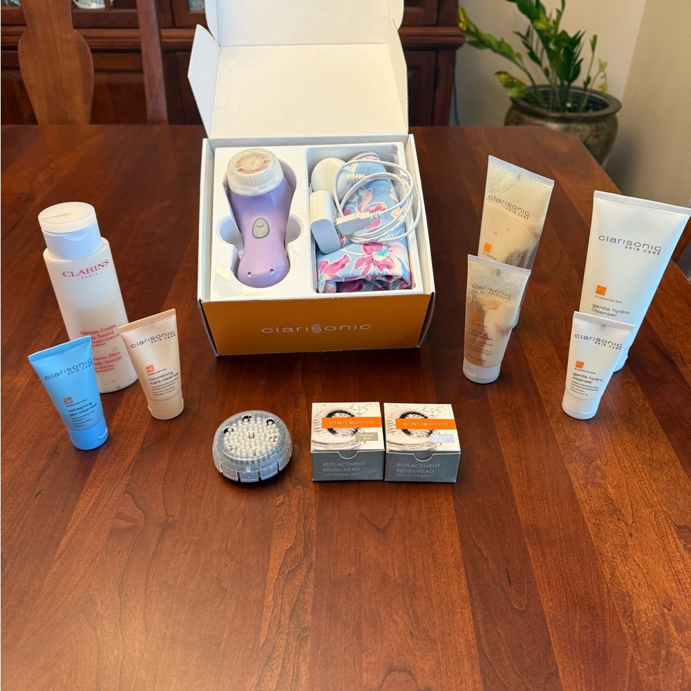 NIB Clarasonic Mia 2 With Extra Brush Heads and Cleansers